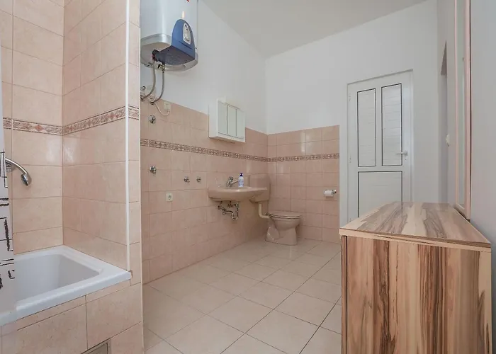 Kate Apartman Duce