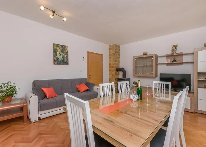 Kate Apartman Duce