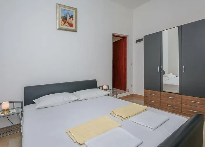 Kate Apartman *