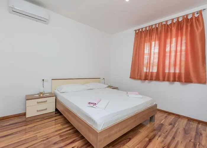 Kate Apartman *